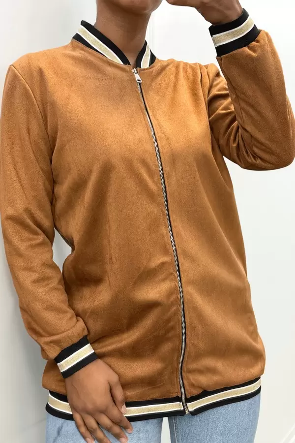 Chaqueta de gamuza color coñac con detalles en cuello y mangas