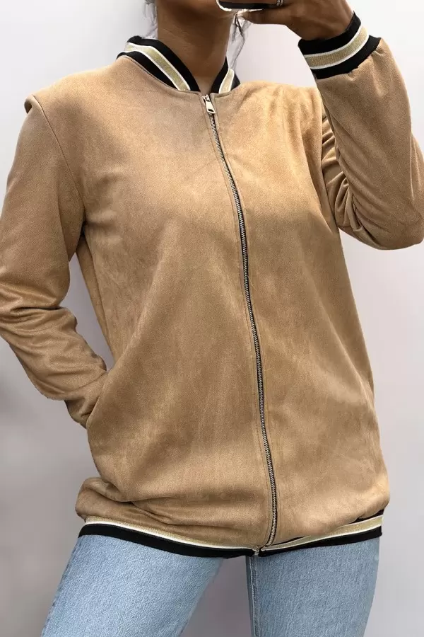 Veste em camurça com detalhes elegantes