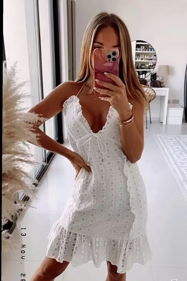 Petite robe blanche ajourée à manches tombantes