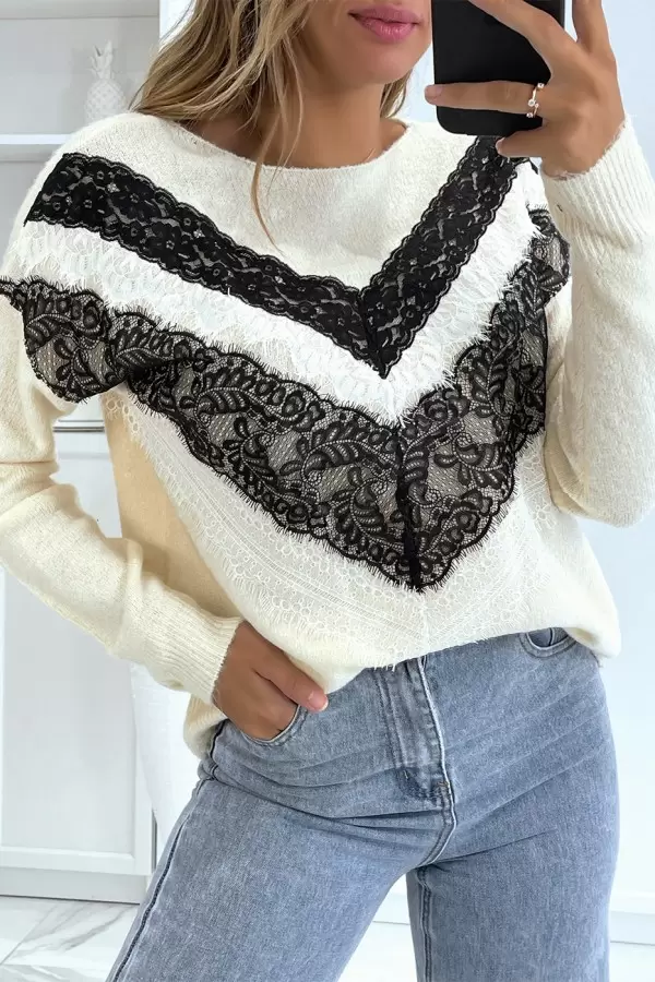 Sweater beige cuello redondo y detalle encaje