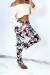 Schwarze Hose mit geradem Schnitt und weitem tropischem Print. | 6,69 $ | OKKO MODE