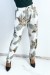 Pantalón blanco estampado hojas y flores | 6,69 $ | OKKO MODE