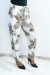 Pantalón blanco estampado hojas y flores | 6,69 $ | OKKO MODE