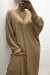 Vestido longo de tricô com gola em V - Camel | 22,96 $ | OKKO MODE