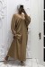 Vestido longo de tricô com gola em V - Camel | 22,96 $ | OKKO MODE