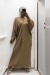 Vestido longo de tricô com gola em V - Camel | 22,96 $ | OKKO MODE