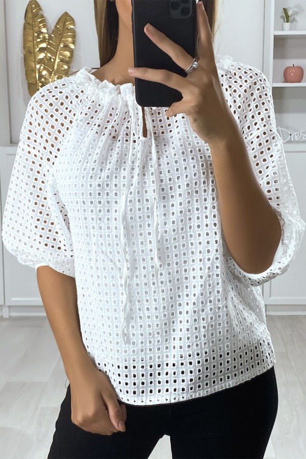 Blouse blanche manches bouffante col bateau en matière à trous - 1