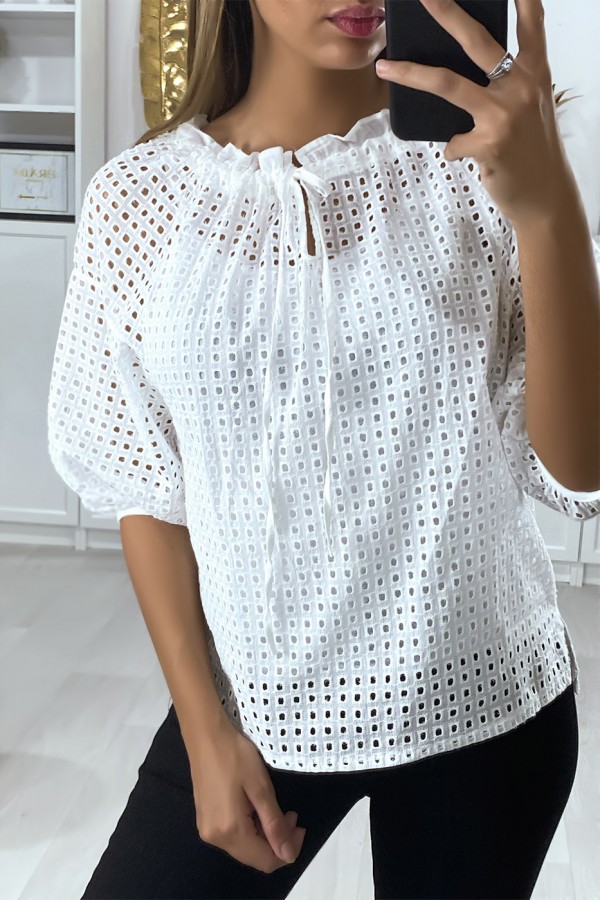 Blouse blanche manches bouffante col bateau en matière à trous - 4