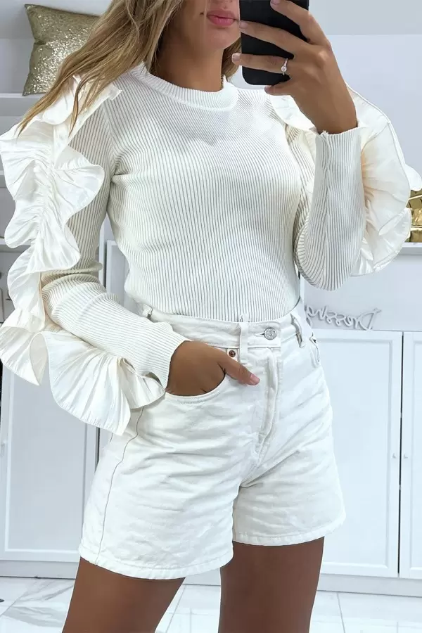 Pull beige côtelé à volant sur les manches