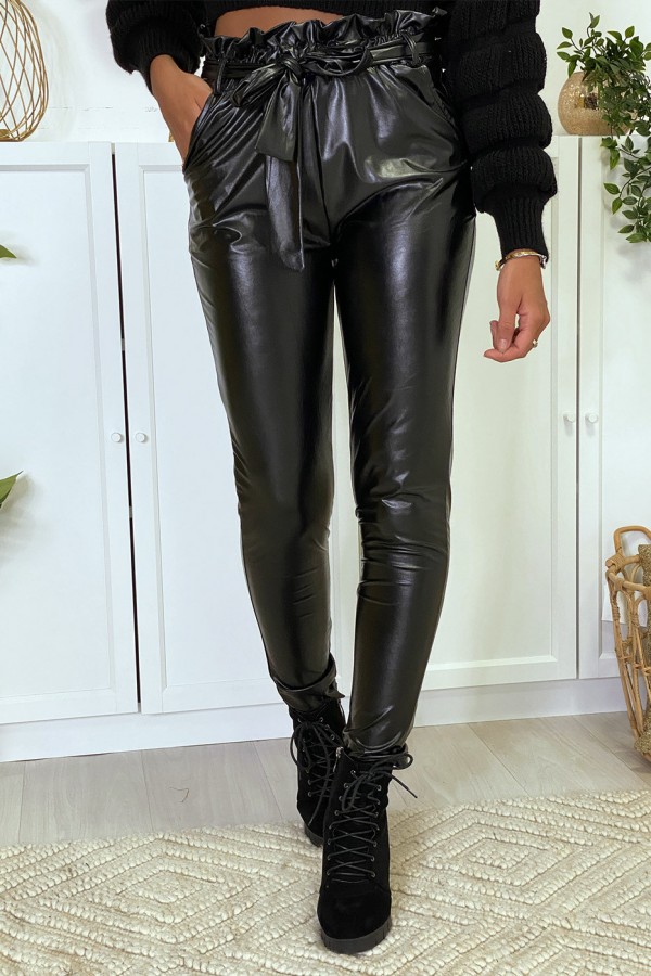 Pantalon en simili noir coupe carotte avec taille froncée et ceinture. - 5