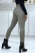 Jean slim kaki extensible avec fermeture zip et poches | 11,38 $ | OKKO MODE