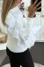 Blusa blanca con volantes en las mangas | 7,96 $ | OKKO MODE