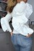 Blusa blanca con volantes en las mangas | 7,96 $ | OKKO MODE