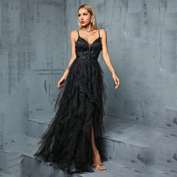 Vestido de noche negro con escote en V para mujeres, tirantes spaghetti A-line.