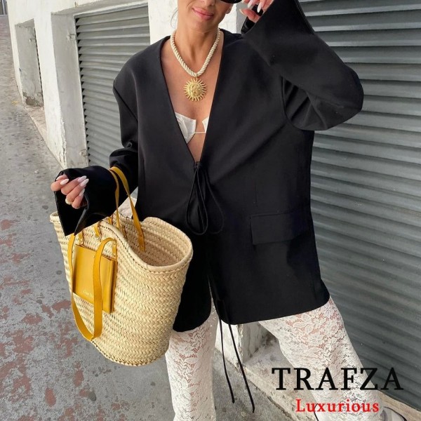Schwarzer Damenblazer mit V-Ausschnitt und Streetwear-Taschen - 2025 Trend.