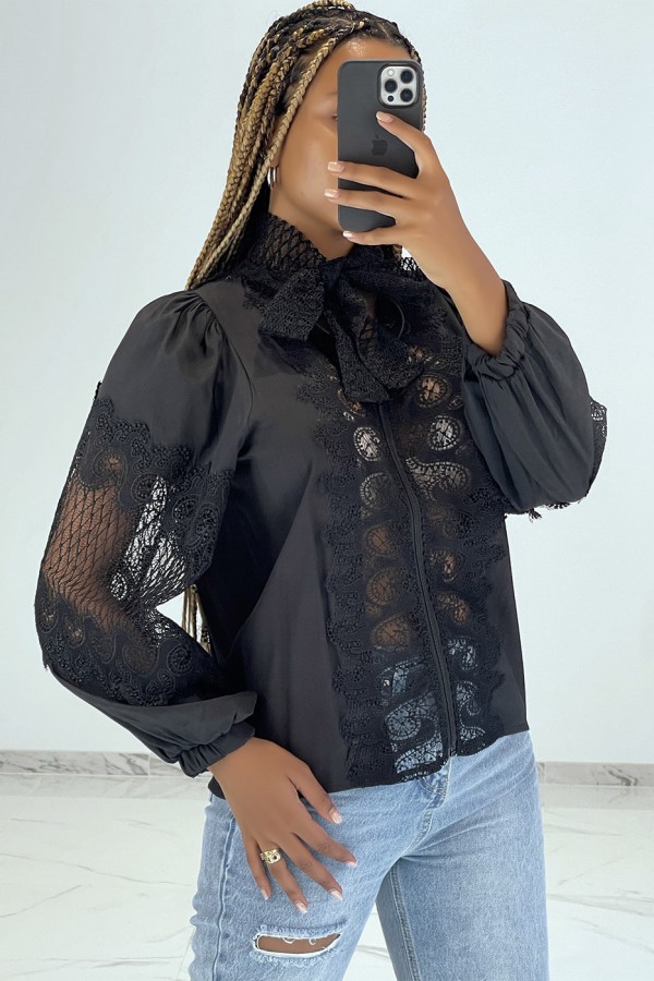 Blusa preta com detalhes vazados e zíper
