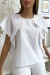 Blouse blanche à volant avec trois boutons à lépaules | 3,41 $ | OKKO MODE