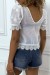 Blusa blanca con detalle de encaje en cuello V | 4,55 $ | OKKO MODE