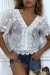 Blusa blanca con detalle de encaje en cuello V | 4,55 $ | OKKO MODE