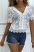 Blusa blanca con detalle de encaje en cuello V | 4,55 $ | OKKO MODE