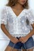 Blusa blanca con detalle de encaje en cuello V | 4,55 $ | OKKO MODE