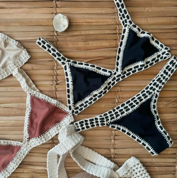 Ensemble de bikini orange sexy avec design plissé et anneaux dorés, bretelles réglables, parfait pour les vêtements de plage et 
